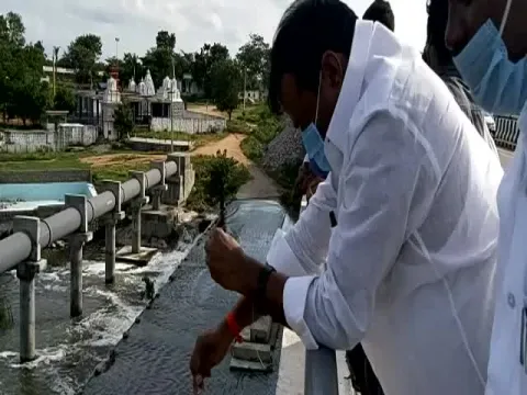 Fun Fishing By TRS MLA Ala Venkateshwar Reddy At Bandarvalli Bridge