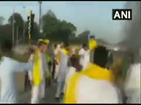 India Gate: Farmers Burn Tractor