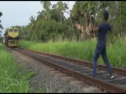 Funny Train Video Posted In Twitter Gone Viral
