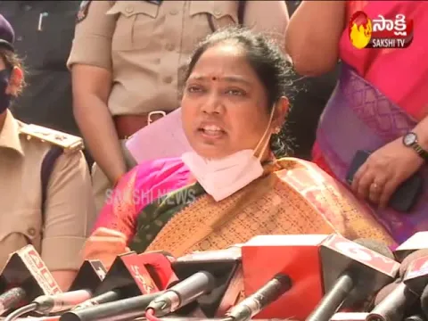 AP Home Minister Mekathoti Sucharitha Meets Varalaxmi Family 