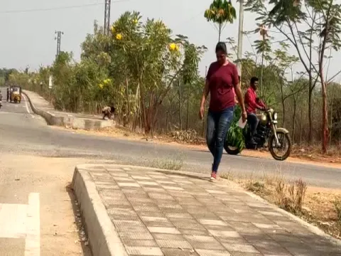 Rajasthan And Gujarat Girls Collecting Money On Ghatkesar Road