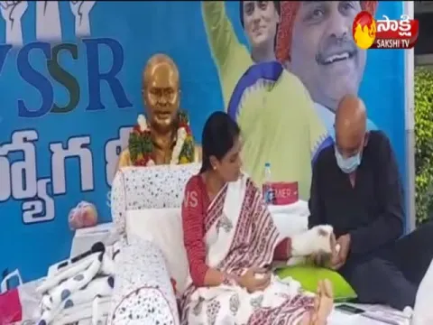 YS Sharmila Diksha Continues Second Day At Lotus Pond