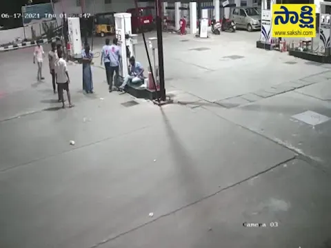 Guntur: Crooks Hulchal In Petrolbunk