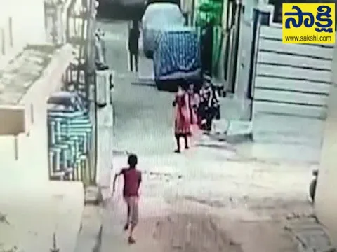 Hyderabad: Chain Snatching Incident Caught In CCTV 