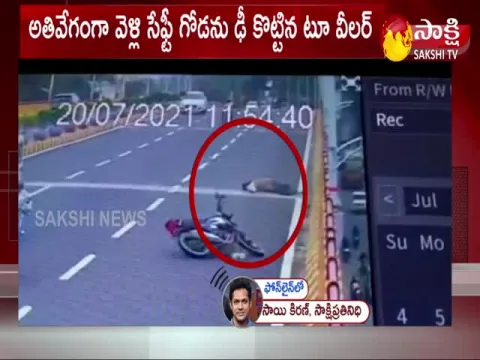 Bike Accident At Hyderabad Balanagar Flyover 