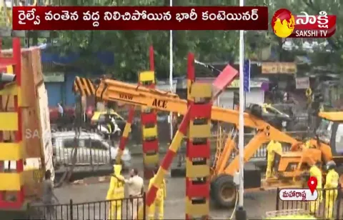 Heavy Container Stuck At Farmer's Bridge: Mumbai
