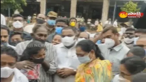 Guntur: Home Minister Sucharitha Hands Over 10 Lakh Cheque To Ramya Family