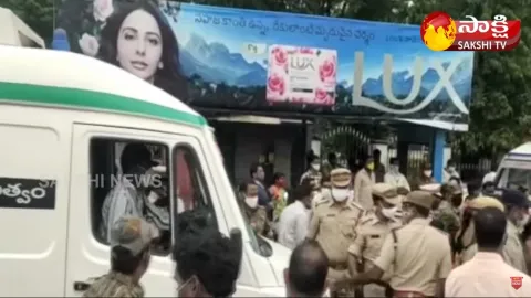 Guntur TDP Leaders Obstructing Ambulance At GGH