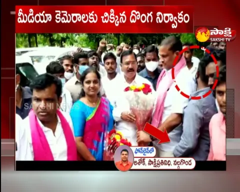 thief stole money in trs leaders pocket in yadadri