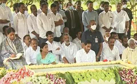 CM YS Jagan Pays Tribute To Dr YS Rajasekhara Reddy at YSR Ghat