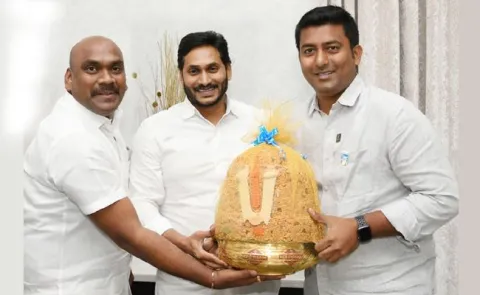 MLC Ramesh Yadav Meets CM YS Jagan With Balapur Laddu