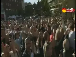 Norway People Queuing For Bars, Restaurants And Nightclubs