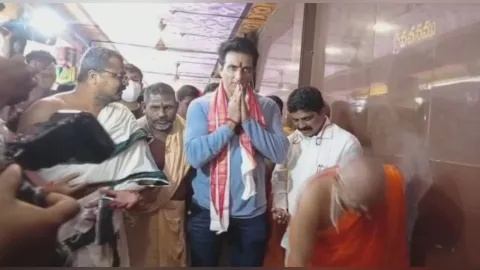 Vijayawada: Sonu Sood Visits Kanaka Durga Temple