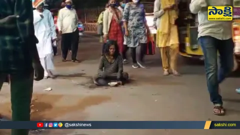 Mentally Challenged Woman Hulchul At Panjagutta