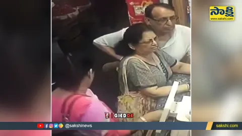 Viral Video: Chor Aunty Cleverly Steals Woman’s Phone At a Store