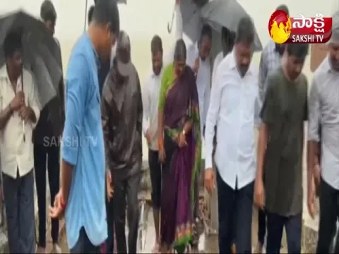 MLA Seethakka Visits Flood Affected Areas At Ramappa Cheruvu In Mulugu District