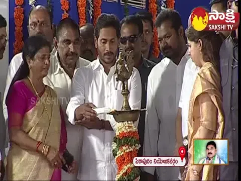 CM YS Jagan Jyothi Prajwalana In YSR Kapu Nestham Program At Kakinada 