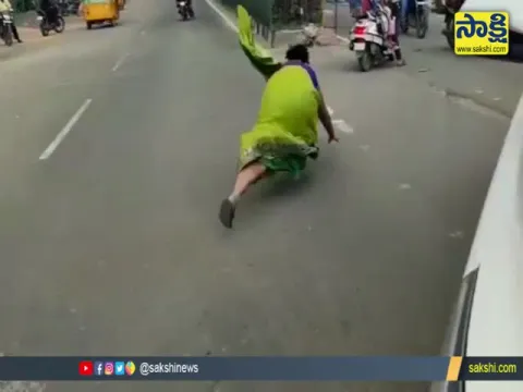 BJP Leader Rama Devi Fell Down On Road