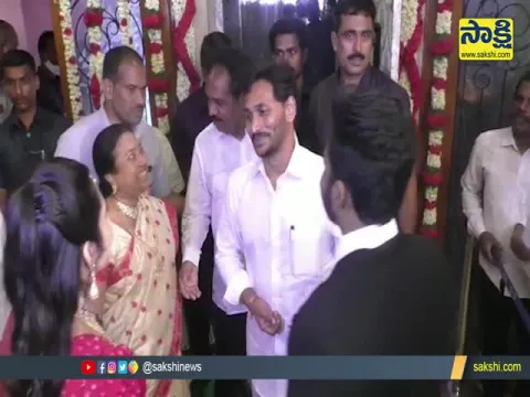 AP CM YS Jagan Blessing Newly Married Couple In Visakhapatnam