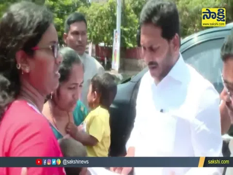 AP CM YS Jagan Stopped The Convoy And Helped Family At Visakhapatnam