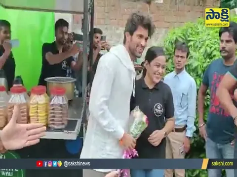 Vijay Devarakonda Visit Tea Stall In Patna