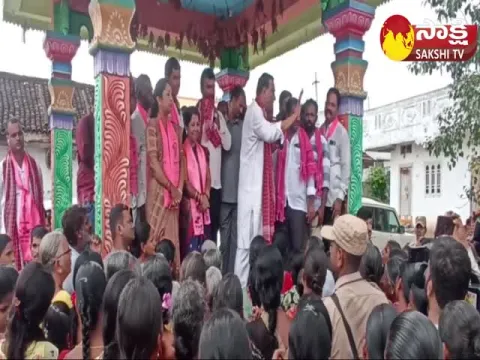 Telangana Minister Malla Reddy Plays Bathukamma With Woman Munugode Campaign