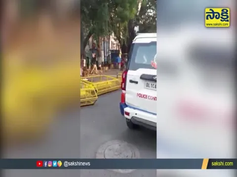Viral Video: Delhi Food Delivery Boy Violent Reaction On Police Who Slap Him
