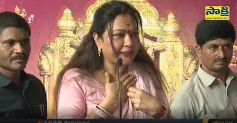 Actress Hema Fires On Reporter At Indrakeeladri Durgamma Temple Vijayawada