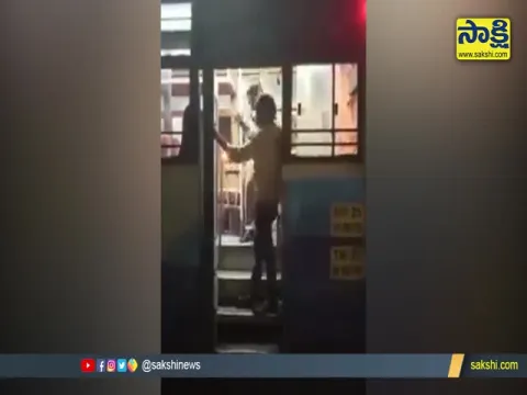 Viral Video: Conductor Pushed Drunken Person From The Bus