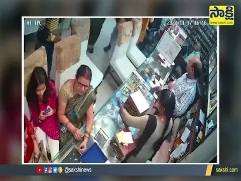 Viral Video: Lady Steals A Necklace From Gold Shop In Gorakhpur 