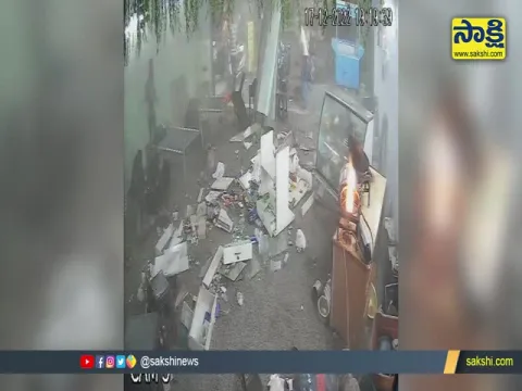 Viral Video: Tempo Crashes Into Dhaba In Surat 3 Seriously Injured At Gujarat