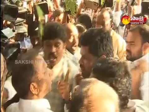 Clash Between Congress Leaders In Gandhibhavan