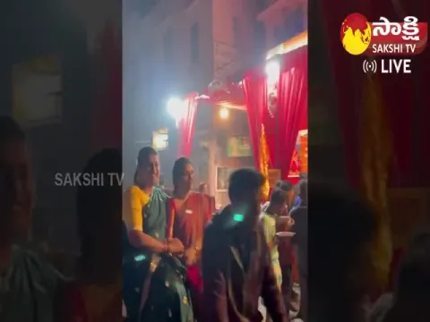 AP Minister RK Roja Rickshaw Travel In Varanasi 