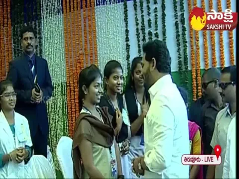 Students And Their Mothers Warm Welcome To CM YS Jagan In Tiruvuru