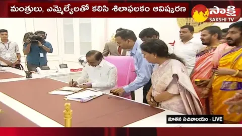 CM KCR First Sign In Telangana New Secretariat