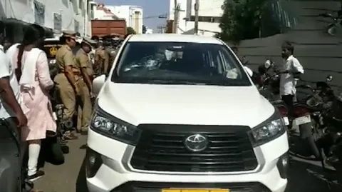 Video DMK Workers Clash With IT Officials In Tamilnadu