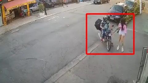 Delivery Boy Misbehaves With Girl 
