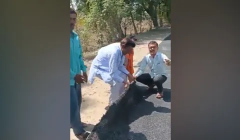 Viral Video Maharashtra Villagers Lifting Newly Made Road