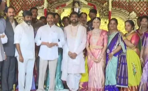 CM YS Jagan Blessings To New Married Couple In Guntur 