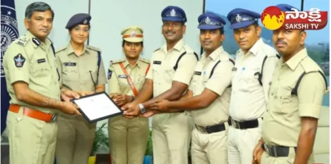 AP DGP Kasireddy Venkata Rajendranath Reddy Presents Awards To Best Police Station