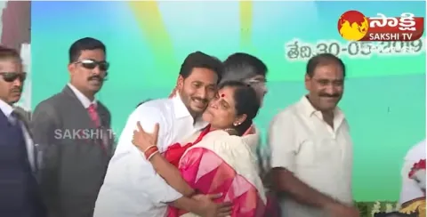 YS Vijayamma Gets Emotional At YS Jagan Mohan Reddy Swearing-in Ceremony