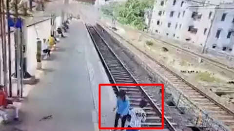 Video Viral Mumbai Mayank Sharma Hit By Train 