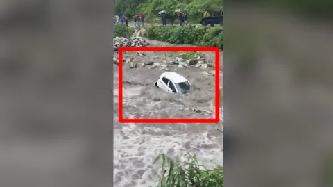Viral Video Tourist Cars Washed Away In Beas River At Manali