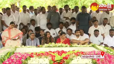 YS Sharmila Pays Tribute To Dr YS Rajasekhara Reddy 