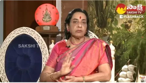 Veteran Actress Jamuna Shocking Comments On Star Heros