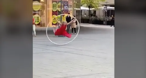 Viral Video Girl Amazing balance On Wheel