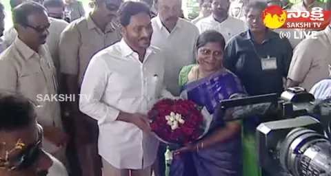AP CM YS Jagan Grand Entry In Nuzvid Public Meeting