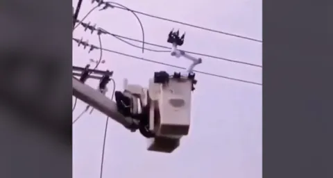 Viral Video Using Robots To Repair Power Lines 