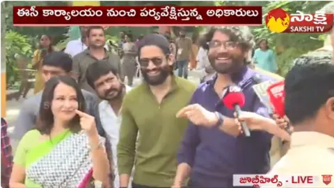 Mahesh Babu And Vijay Devarakonda At Jubilee Hills Polling Center 