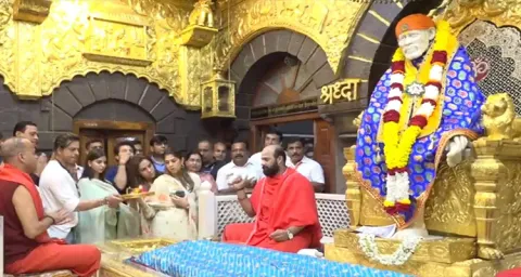 Shah Rukh Khan Vsits Shirdi Temple With Daughter Suhana